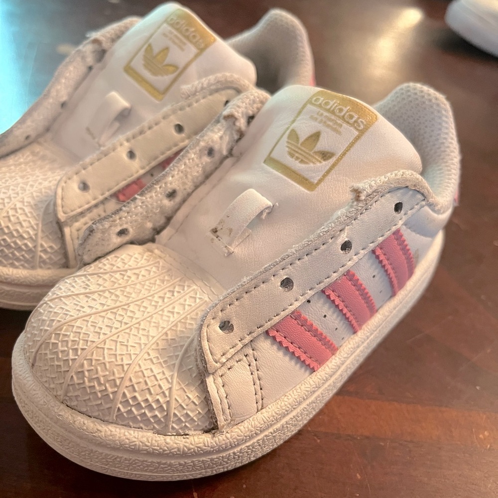 Toddlers adidas sneakers size 6 (no laces )